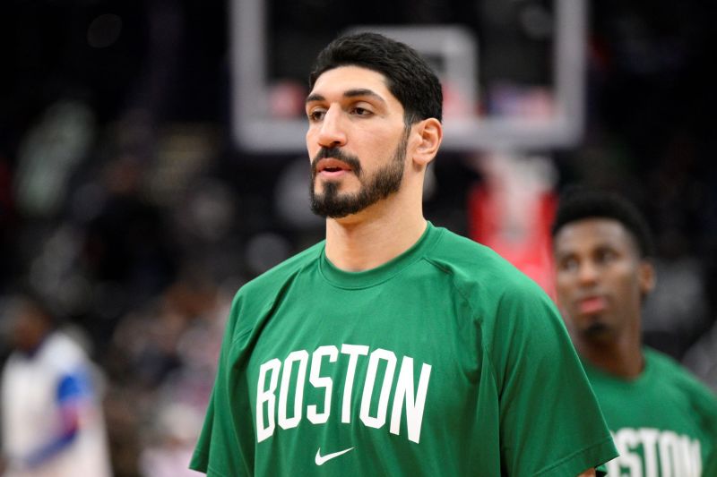 前塞爾提克中鋒坎特（Enes Kanter Freedom）在交易截止日被賣到火箭隊，但數日後遭到釋出，成為自由球員。 圖／達志影像／美聯社
