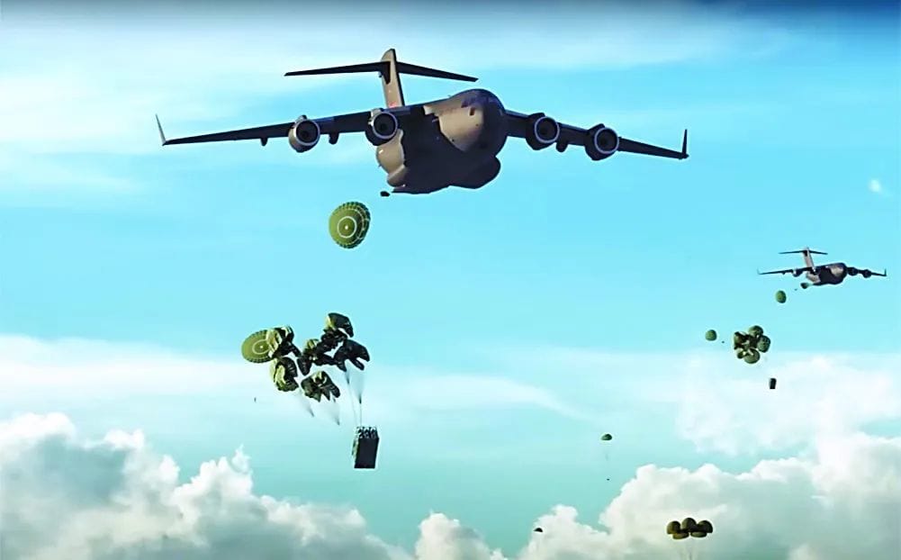 C-17大型運輸機可以發射「彈藥托盤」。 圖：翻攝自五角大廈國防視覺資訊發布服務單位/DVIDS