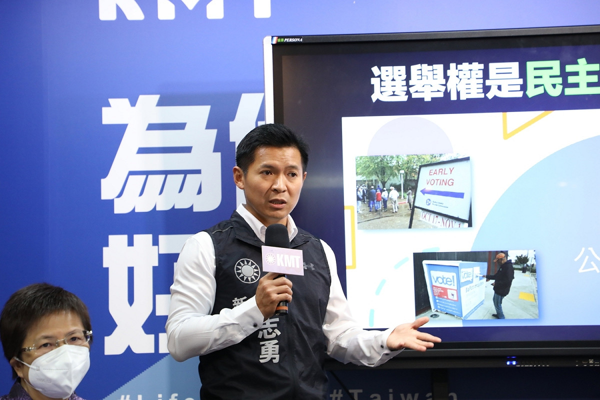 國民黨新竹市議員候選人何志勇表示，嚴重特殊傳染性肺炎防治及紓困振興特別條例》賦予指揮中心指揮官凌駕於法律的行政裁量權。 圖：國民黨文傳會/提供