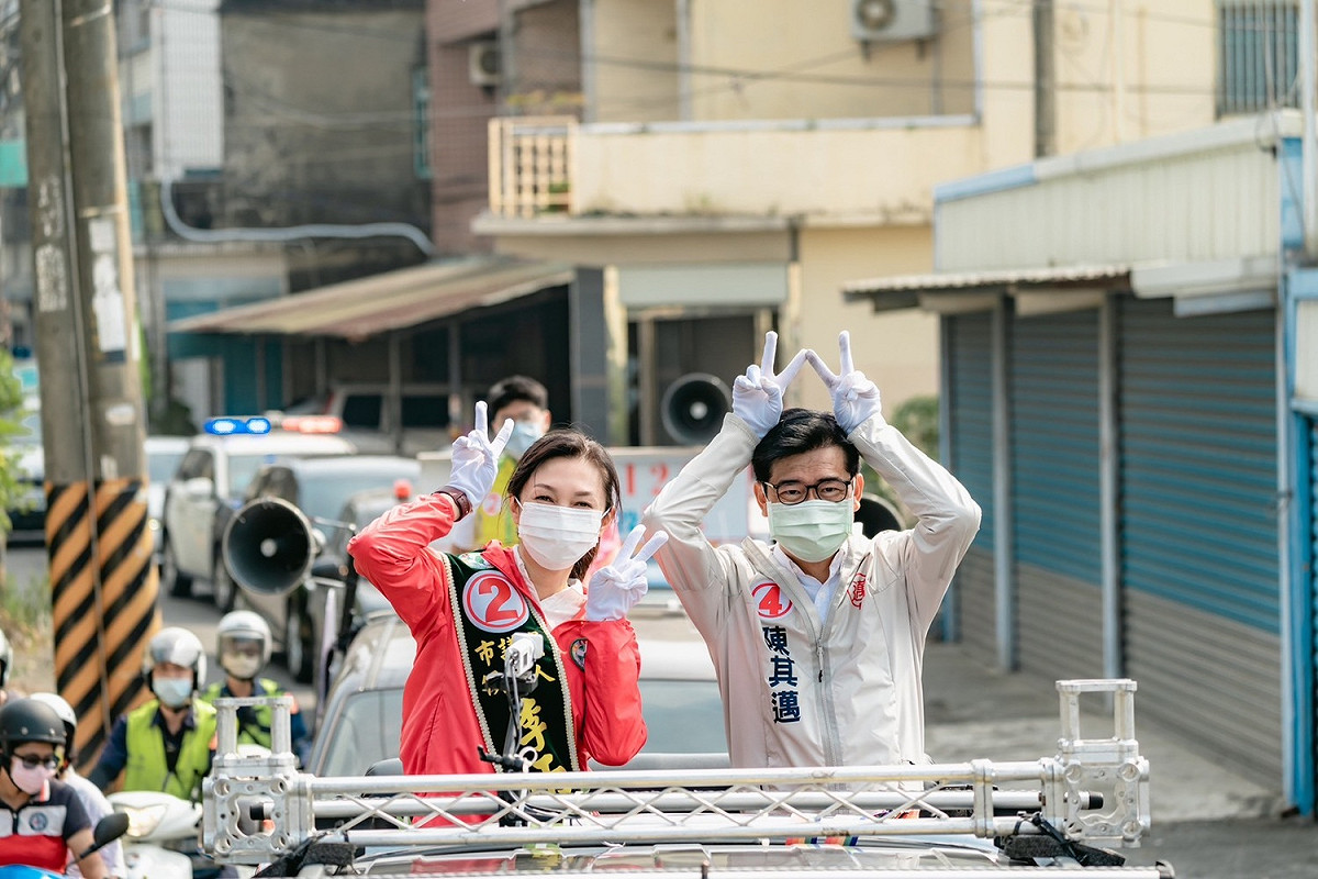 陳其邁(右)重申施政不分藍綠。 圖：陳其邁競總提供