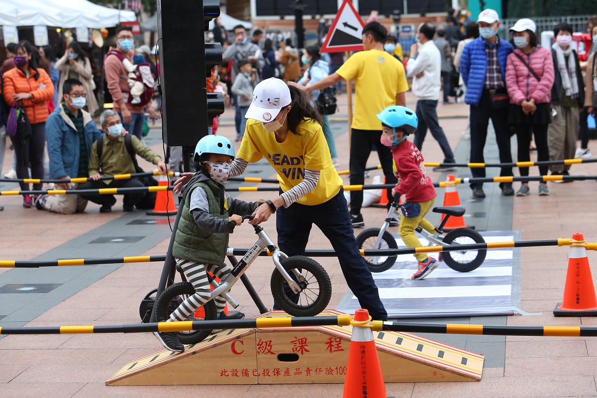 2022新北歡樂耶誕城運動派對等大小朋友一起FUN電。 圖：新北市體育處提供
