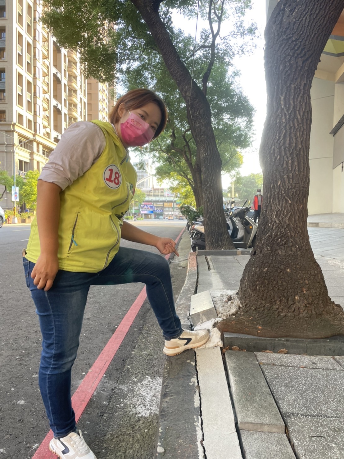 黃淑君呼籲，市府應該在樹木保護前提下，改善周邊人行道問題，還給民眾舒適安全的運動、步行環境。 圖：黃淑君辦公室提供