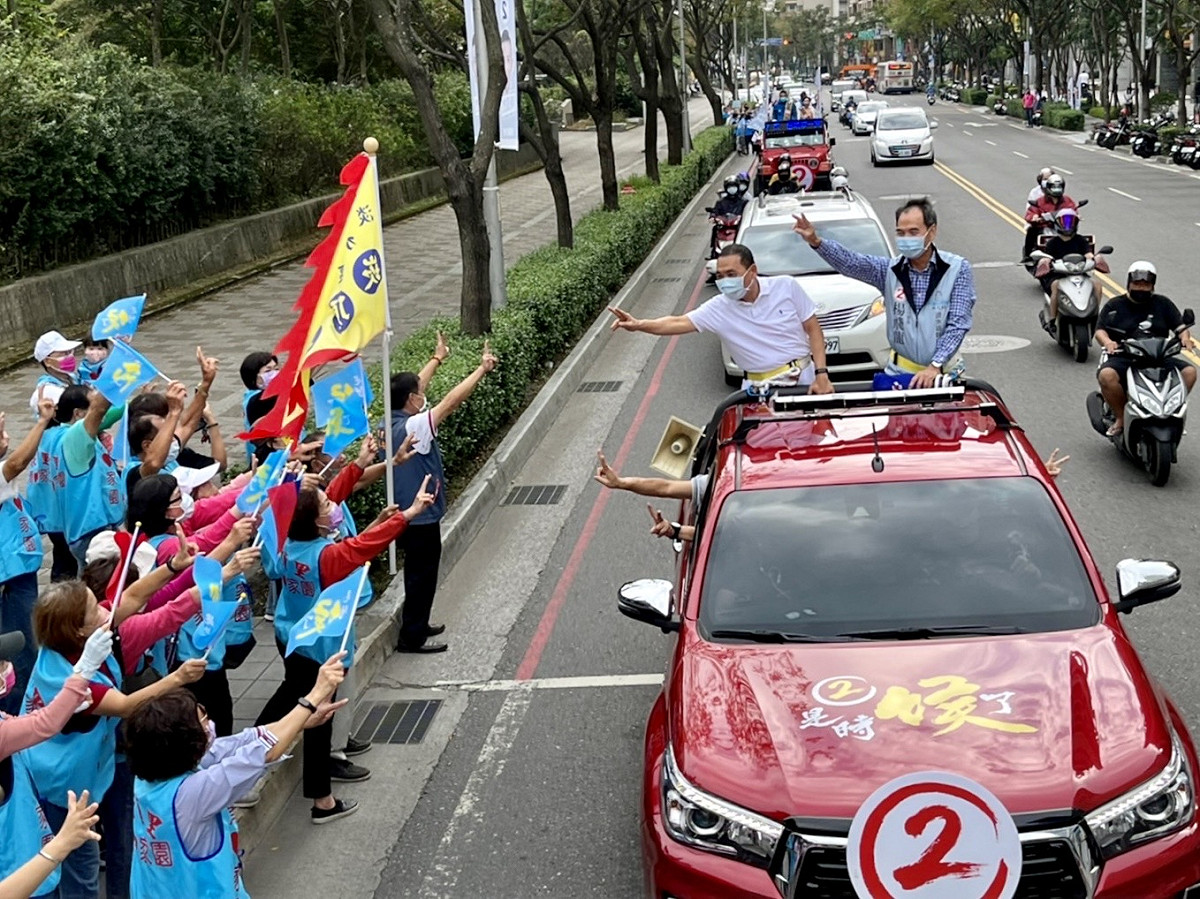 新北市長侯友宜首場車掃拜票今(15)日由淡水出發，沿路許多鄉親熱情揮舞旗幟高喊凍蒜，祝福侯友宜高票當選。 圖：侯選辦提供