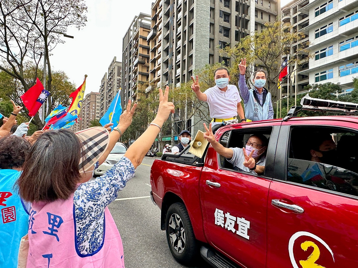 沿線許多各里的里長、市民都熱情夾道高喊凍蒜。 圖：侯選辦提供