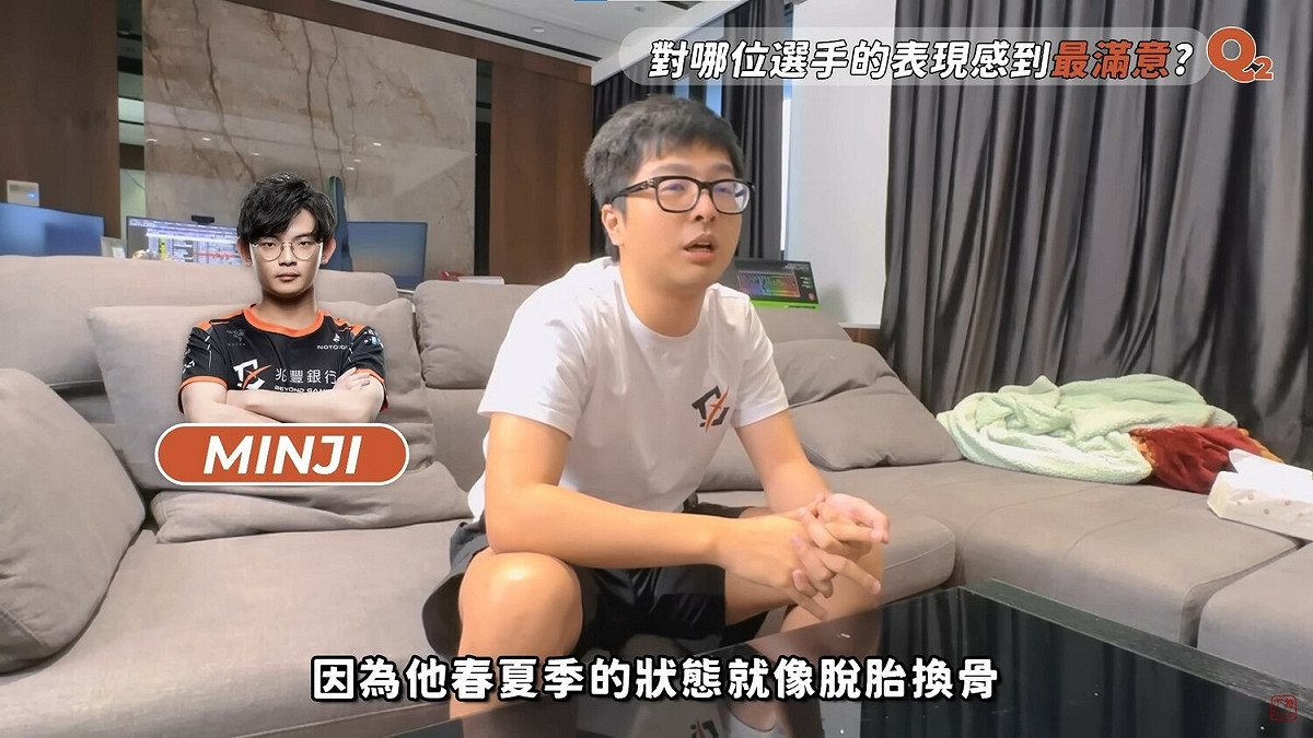 本賽季對哪位選手表現最滿意，丁特說到，「主要是敏智（Minji）吧，夏季賽進步肉眼可見，另外還有後勤，因為今年建立二隊，其實多了更多人需要照顧，但夏季賽還是做得很好。」 圖：翻攝自YouTube/Dinter