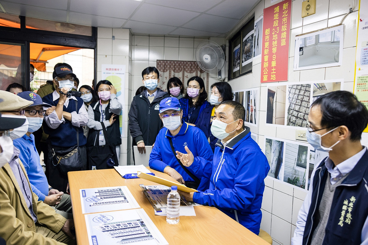 2020年12月08日侯友宜前往板橋富豪社區發都更二箭資格函，社區已於2021年8月19日取得都更二箭核准函。 圖：新北市都更處提供