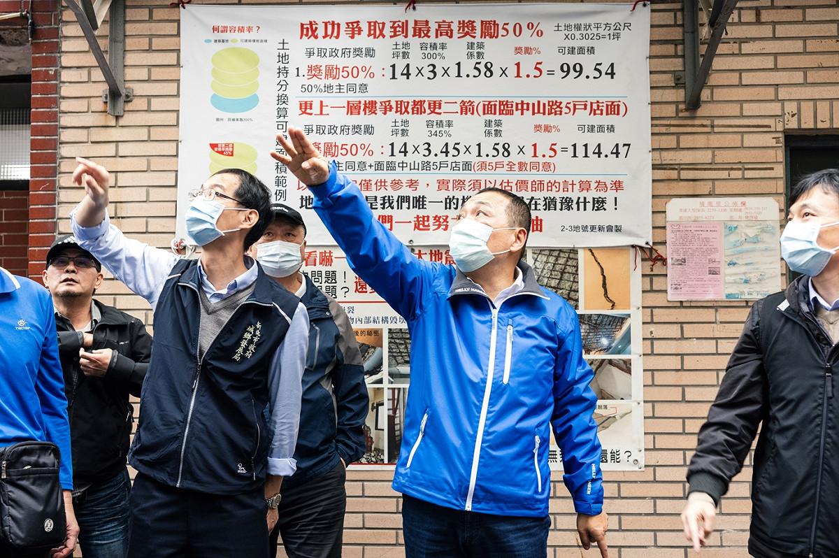 2020年12月08日侯友宜視察板橋富豪海砂屋社區。 圖：新北市都更處提供