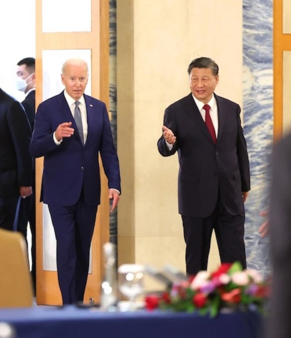 中國國家主席習近平(右)與美國總統拜登於印尼峇里島會晤。 圖：翻攝新華社