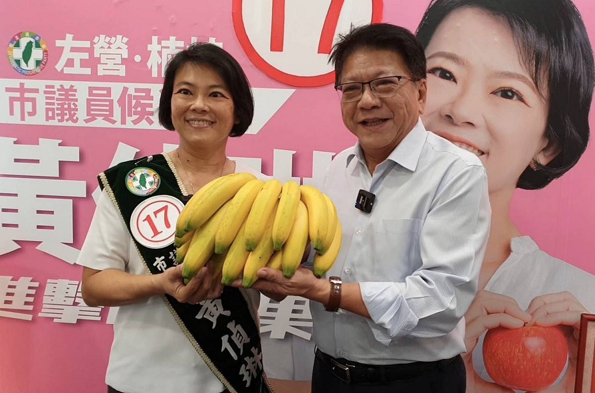 潘孟安(右)要左楠選民將選票「蕉」給黃偵琳。 圖：黃偵琳競選提供