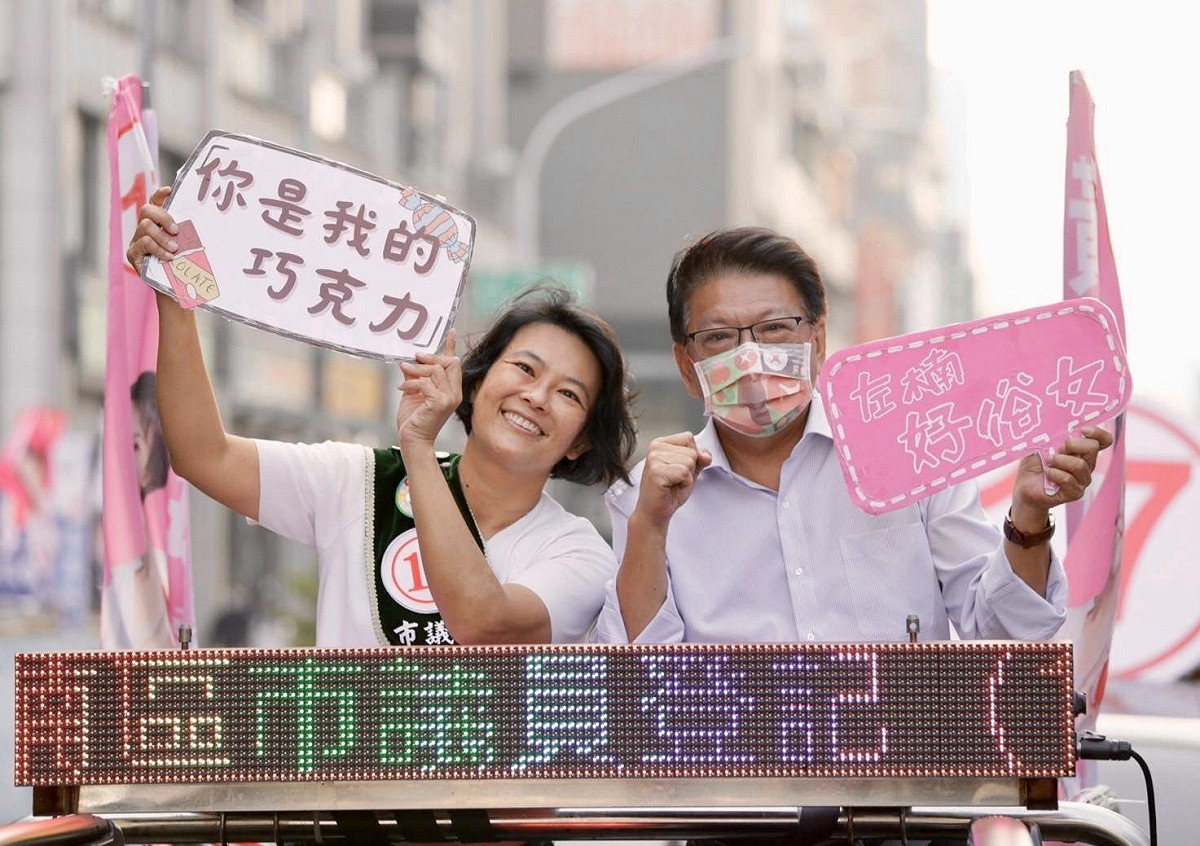 潘孟安(右)陪黃偵琳車掃。 圖：黃偵琳競選提供