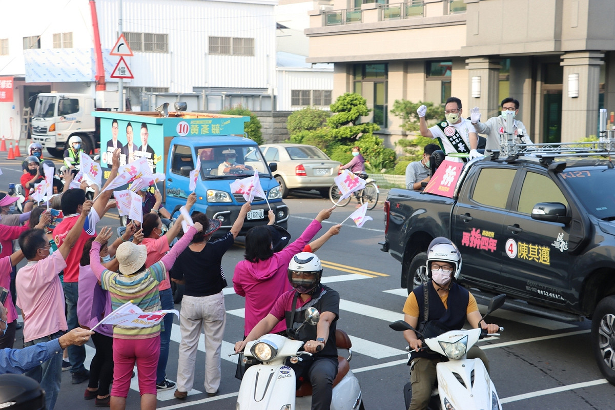 支持者在路旁搖旗歡迎陳其邁車隊。 圖：黃彥毓競總提供