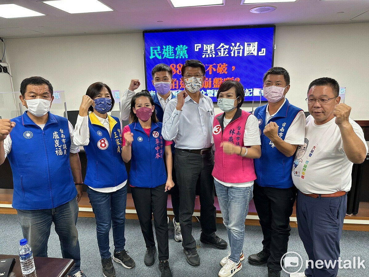 國民黨台南市長候選人謝龍介和台南市議會國民黨團舉行記者會，質疑88槍震驚社會的大案迄今不敢破案，是怕民進黨盤根錯節的黑金利益醜聞現形嗎？還是怕民進黨全國甚至是台南的選情崩盤？ 圖：黃博郎／攝