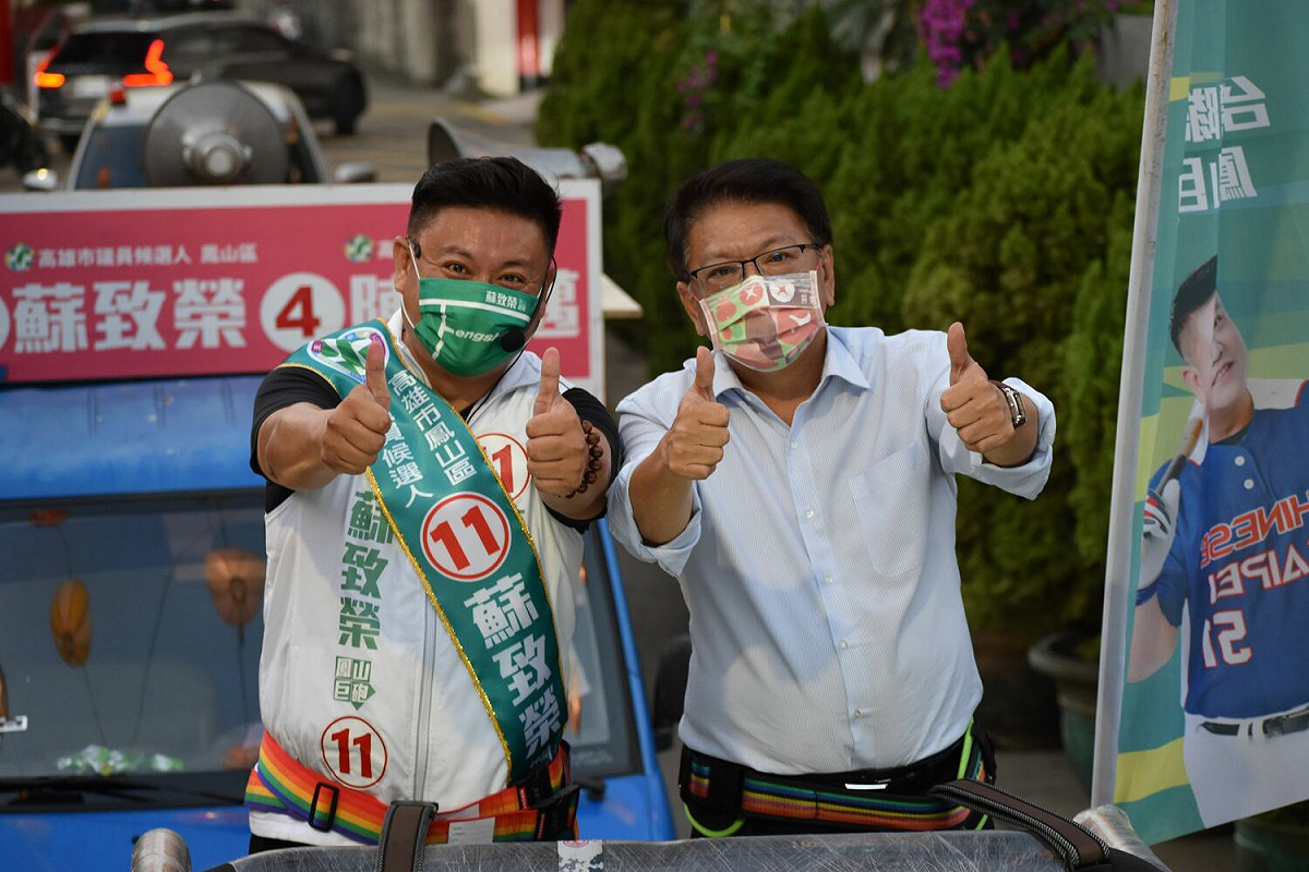 潘孟安(右)陪蘇致榮車掃。 圖：蘇致榮競總提供