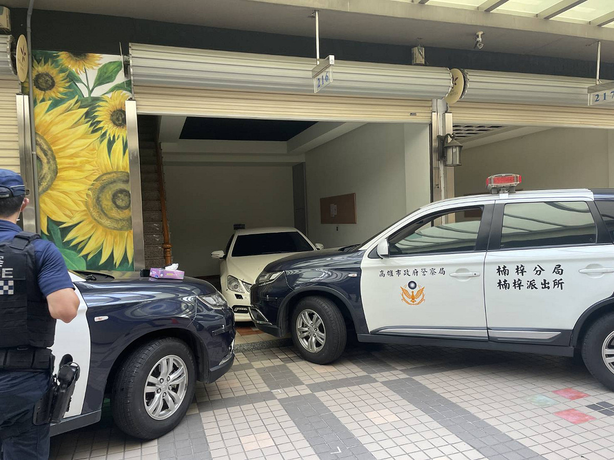高市警開槍制止歹徒駕車衝撞警車。 圖：高雄市警局提供