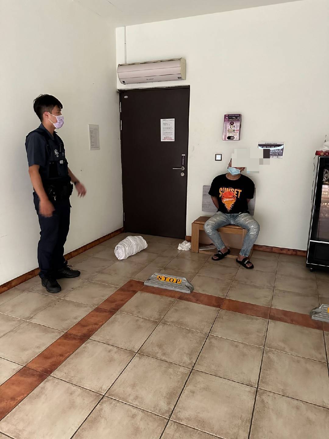 詐欺犯現場束手就擒。 圖：高雄市警局提供