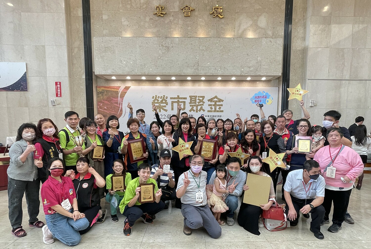 新北市於「2022榮市聚金-優良市集暨樂活名攤」評核認證，共6座市場獲五星優良市集、67攤商獲五星及四星樂活名攤，全國第一。 圖：新北市市場處提供