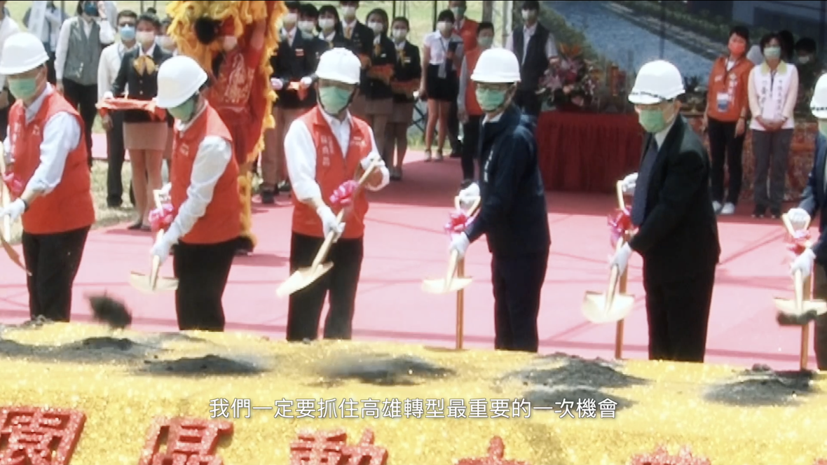 陳其邁(右二)忙市政「緊緊緊」。 圖：翻攝影片