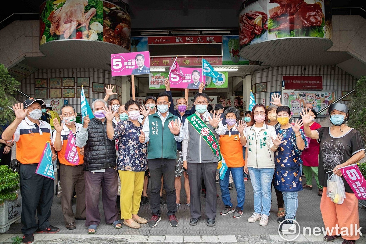 黃偉哲市場拜票展現高人氣  民進黨議員紛紛到場相挺。 圖：黃博郎／攝