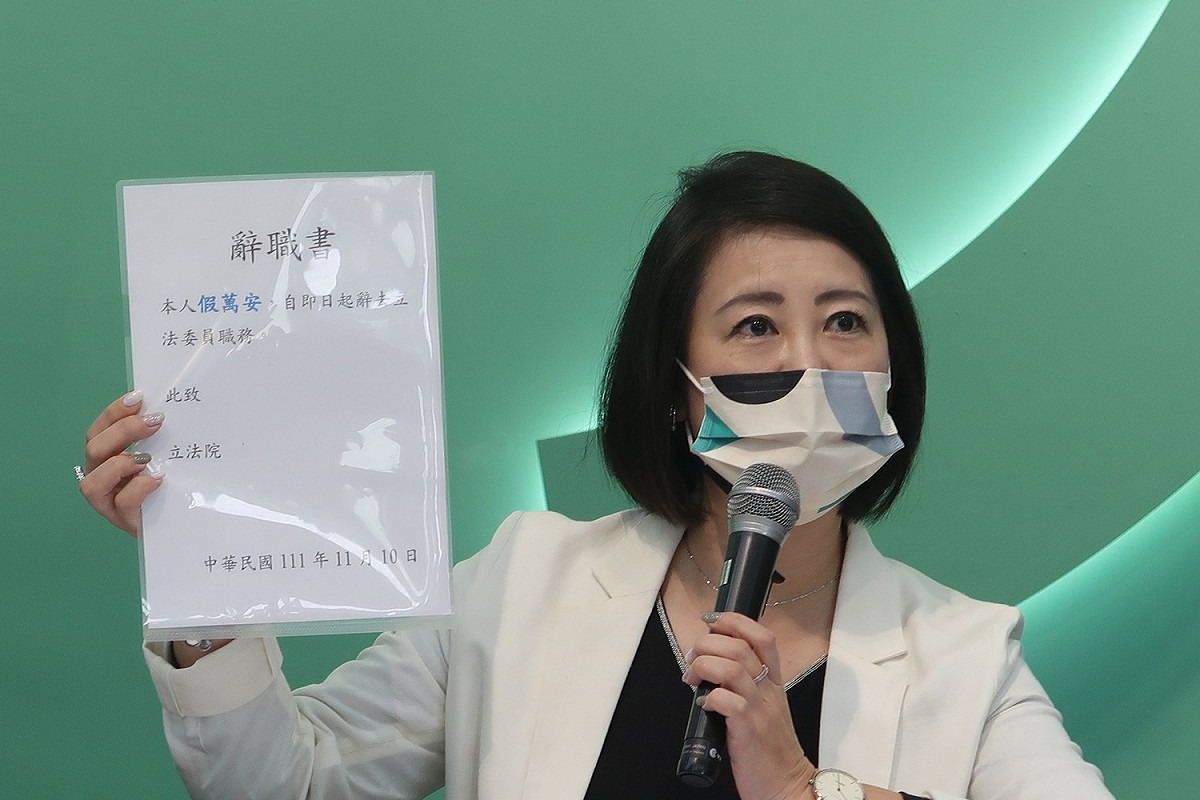 陳時中競總總幹事吳思瑤拿出「假萬安」辭職書嘲諷蔣萬安5天後才送辭職書的行為 圖：林朝億/攝