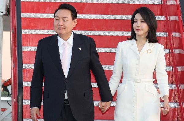 尹錫悅夫婦在出發前往參與會議國際會議時遭神父祈禱墜機。 圖：翻攝自知乎網