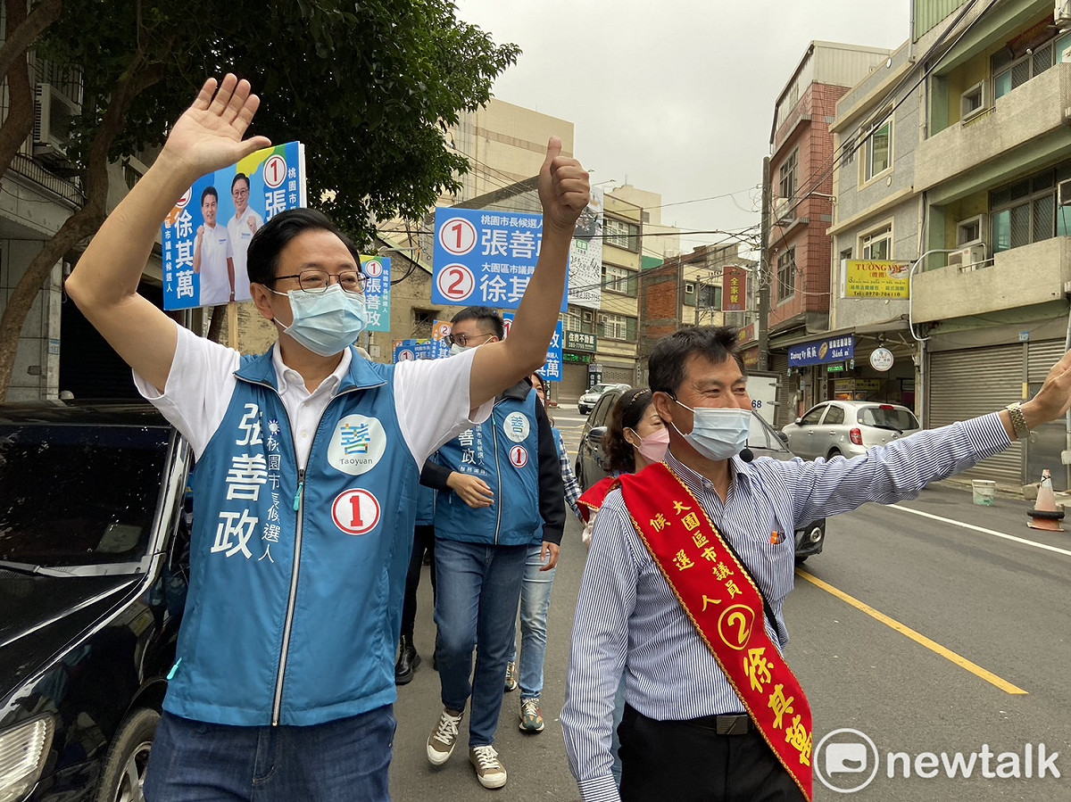 張善政與徐其萬在競選團隊陪同下，在大園地區徒步掃街拜票。 圖：林昀真／攝