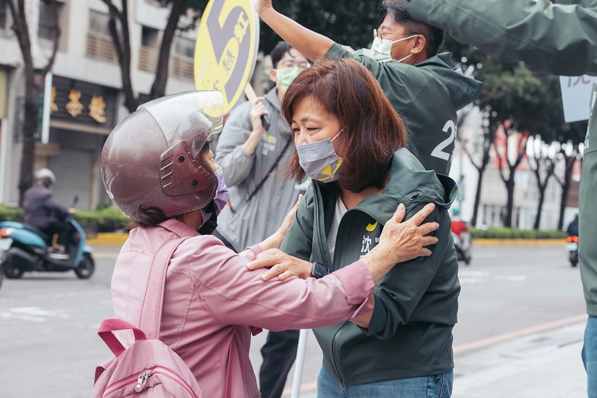 沈慧虹今天上午到經國、牛埔路口拜票，熱情支持者為她加油打氣。 圖：沈慧虹競辦提供