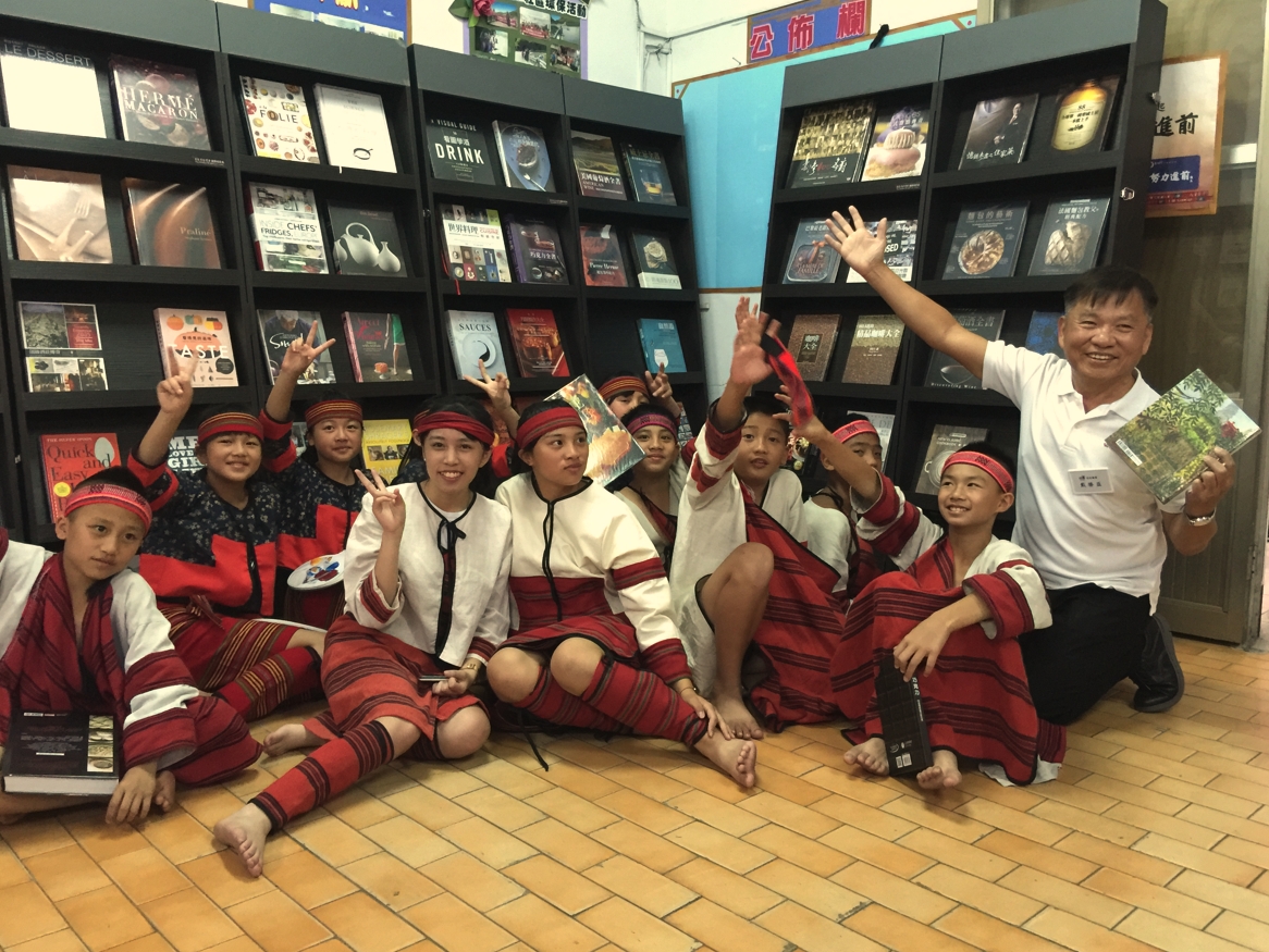 戴勝益(圖右一)為推廣閱讀到偏鄉舉辦書展。 圖／益品書屋