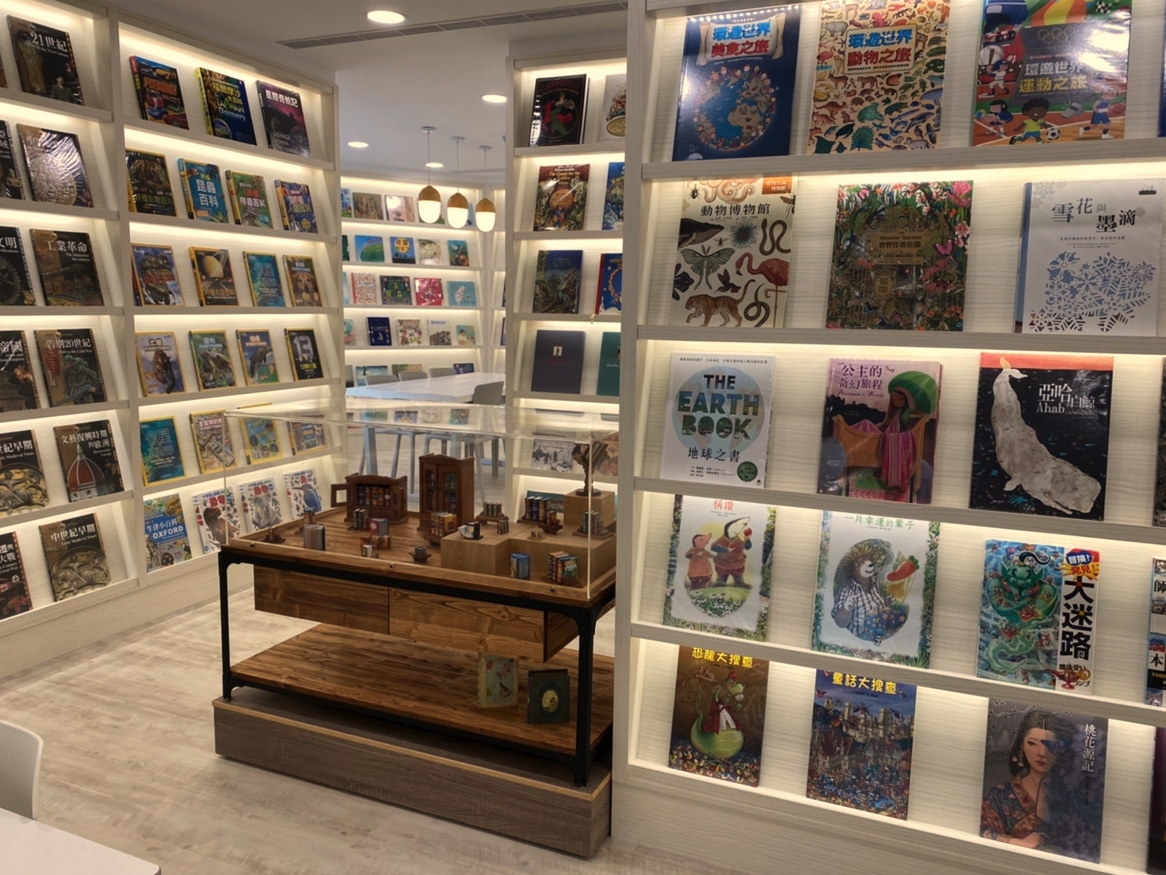 擁有獨特且豐富的藏書，讓大人小孩都喜歡。 圖／益品書屋