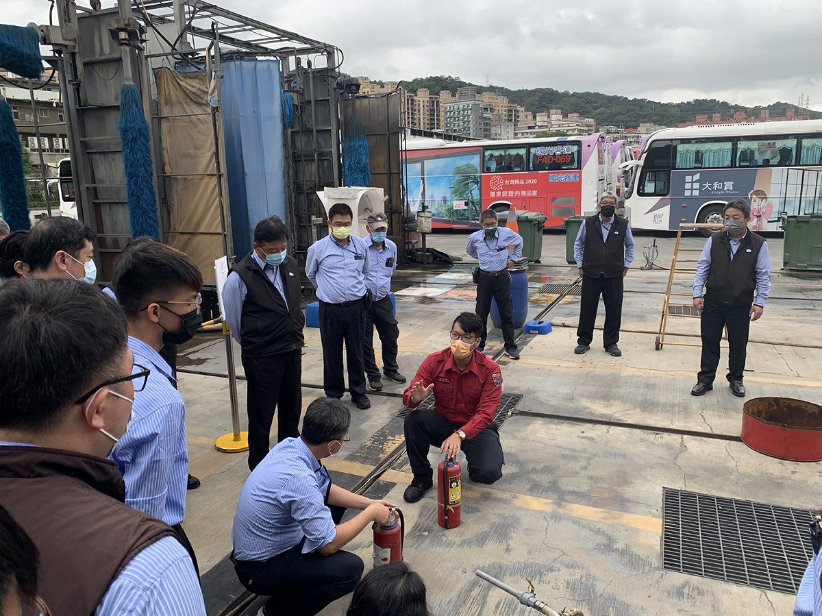 消防員現場講解滅火器。 圖：新北市交通局提供