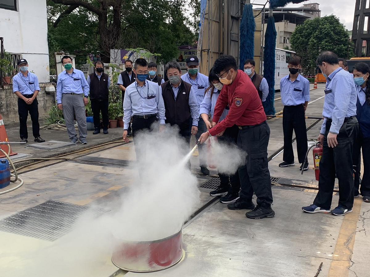 消防員輔助教導。 圖：新北市交通局提供