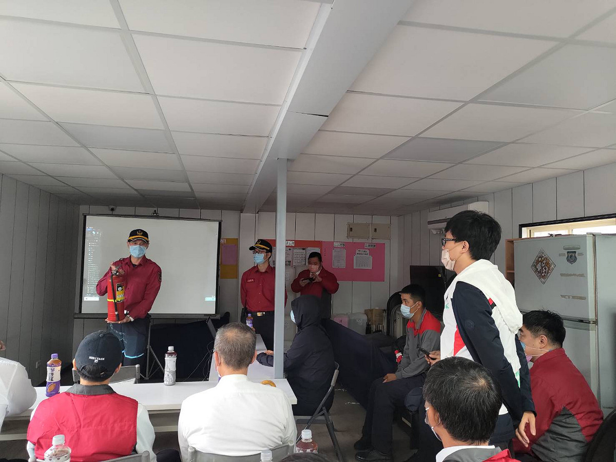 消防員講解滅火器使用方法。 圖：新北市交通局提供