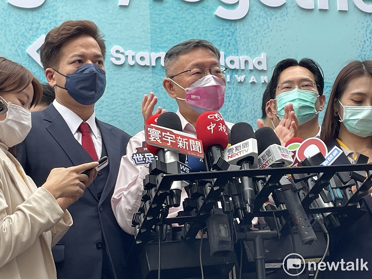 民眾黨主席柯文哲（中）、民眾黨團總召邱臣遠（左）。 圖：周煊惠 / 攝