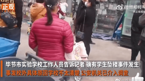 事發文具店引發眾多民眾聚集。 圖：翻攝自一鳴網