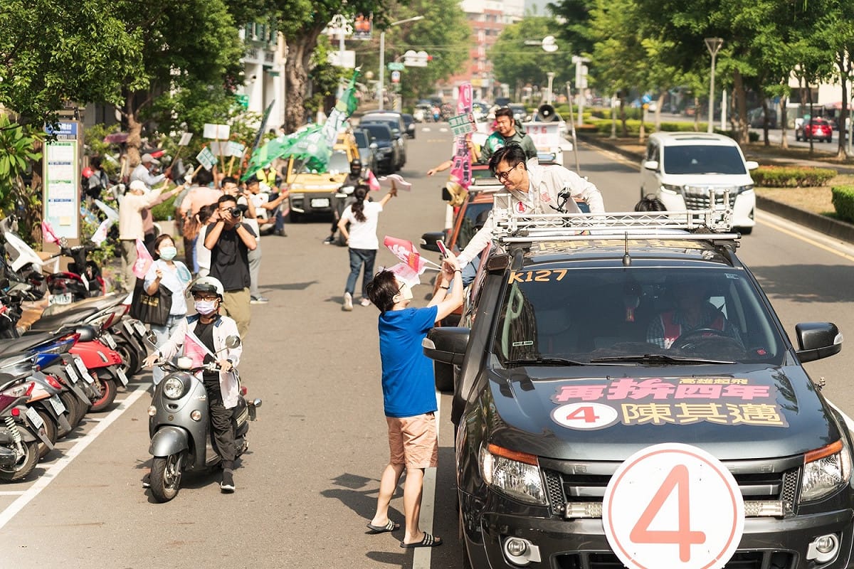 陳其邁車掃中民眾互動。 圖：陳其邁競總提供