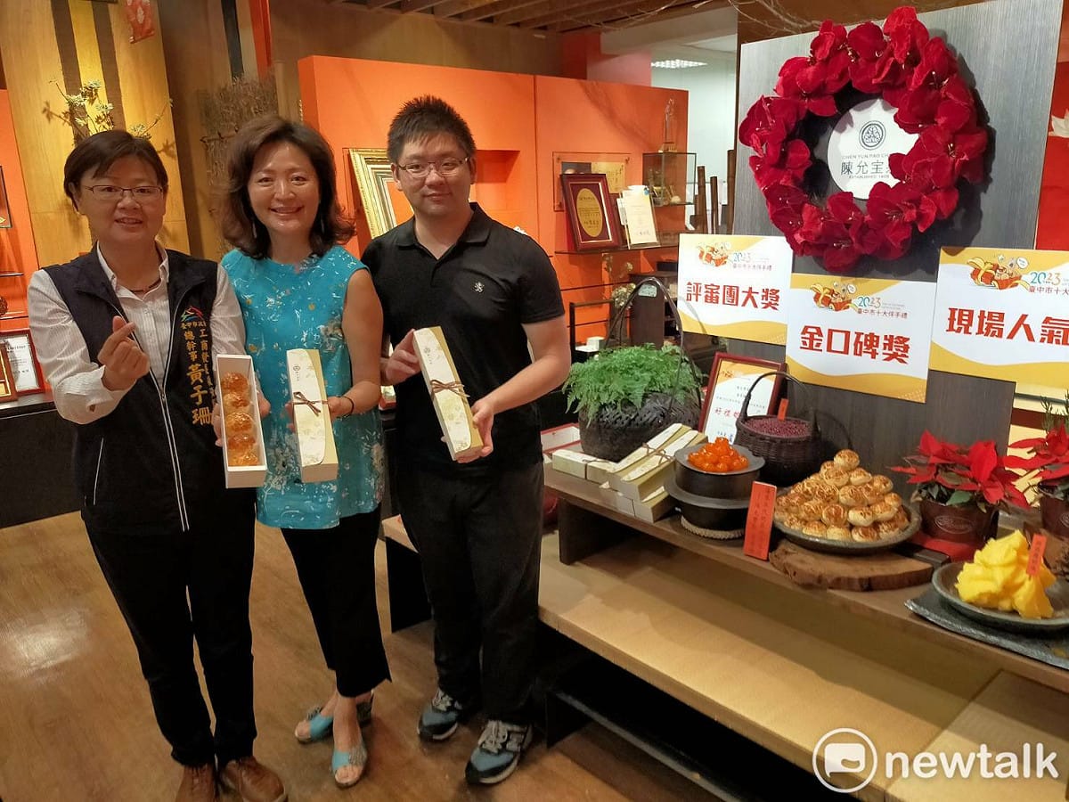 陳允宝泉蛋黃酥獲得台中十大伴手禮三項大獎，工策會總幹事黃于珊前往祝賀。 唐復年/攝