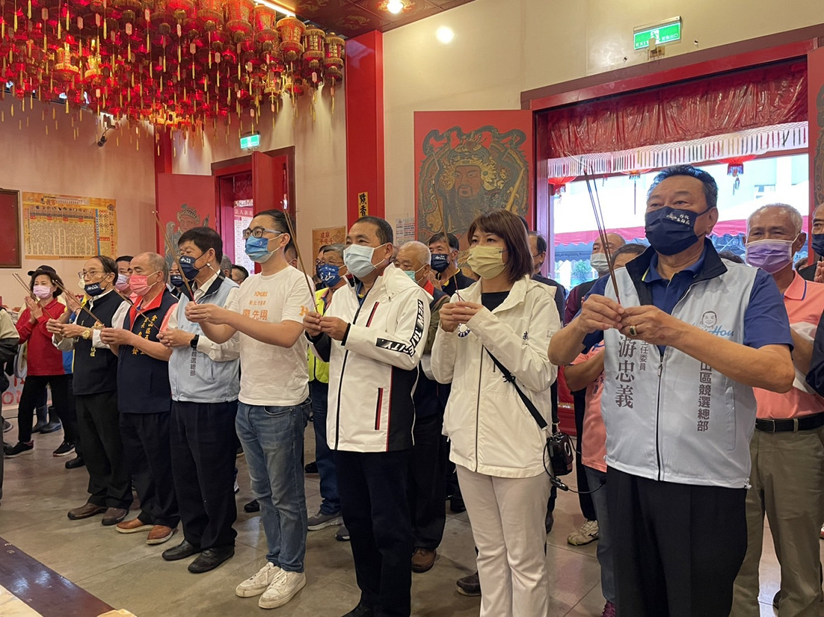 侯友宜把握時間，分別到瑞芳、金山、萬里掃街拜票，並至金山信仰中心慈護宮、廣安宮參拜。 圖：侯選辦提供