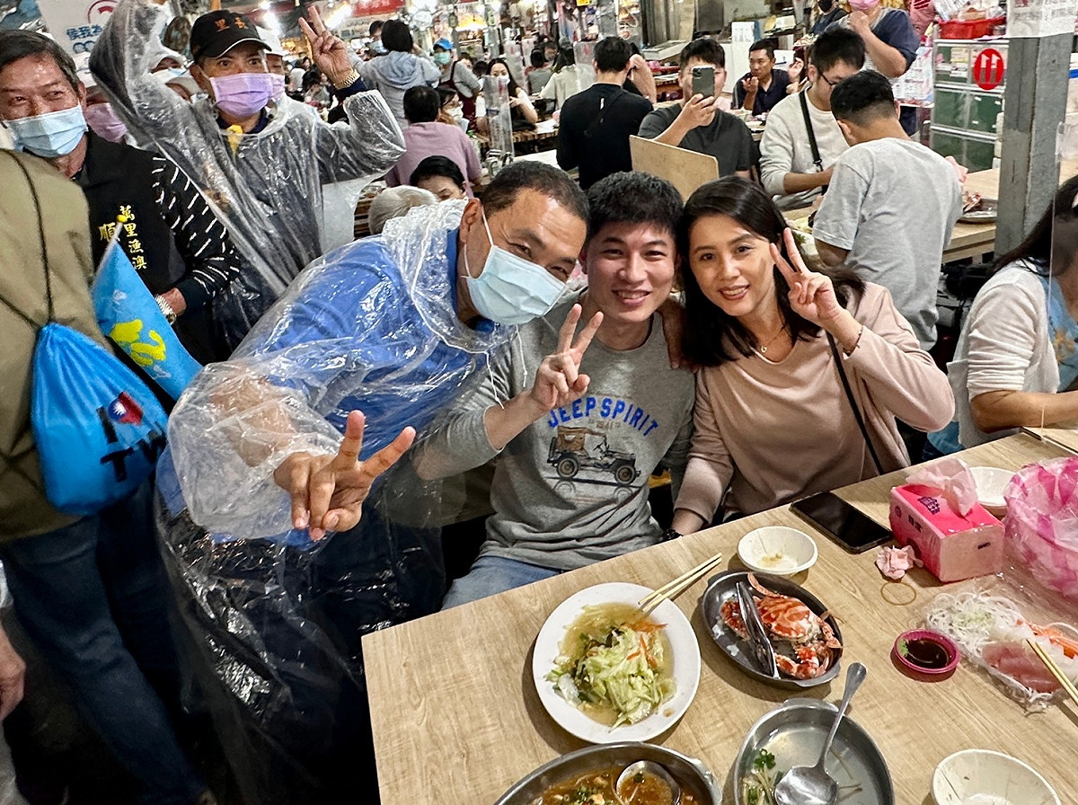 許多鄉親除高呼凍蒜外更興奮爭相與侯友宜合影。 圖：侯選辦提供