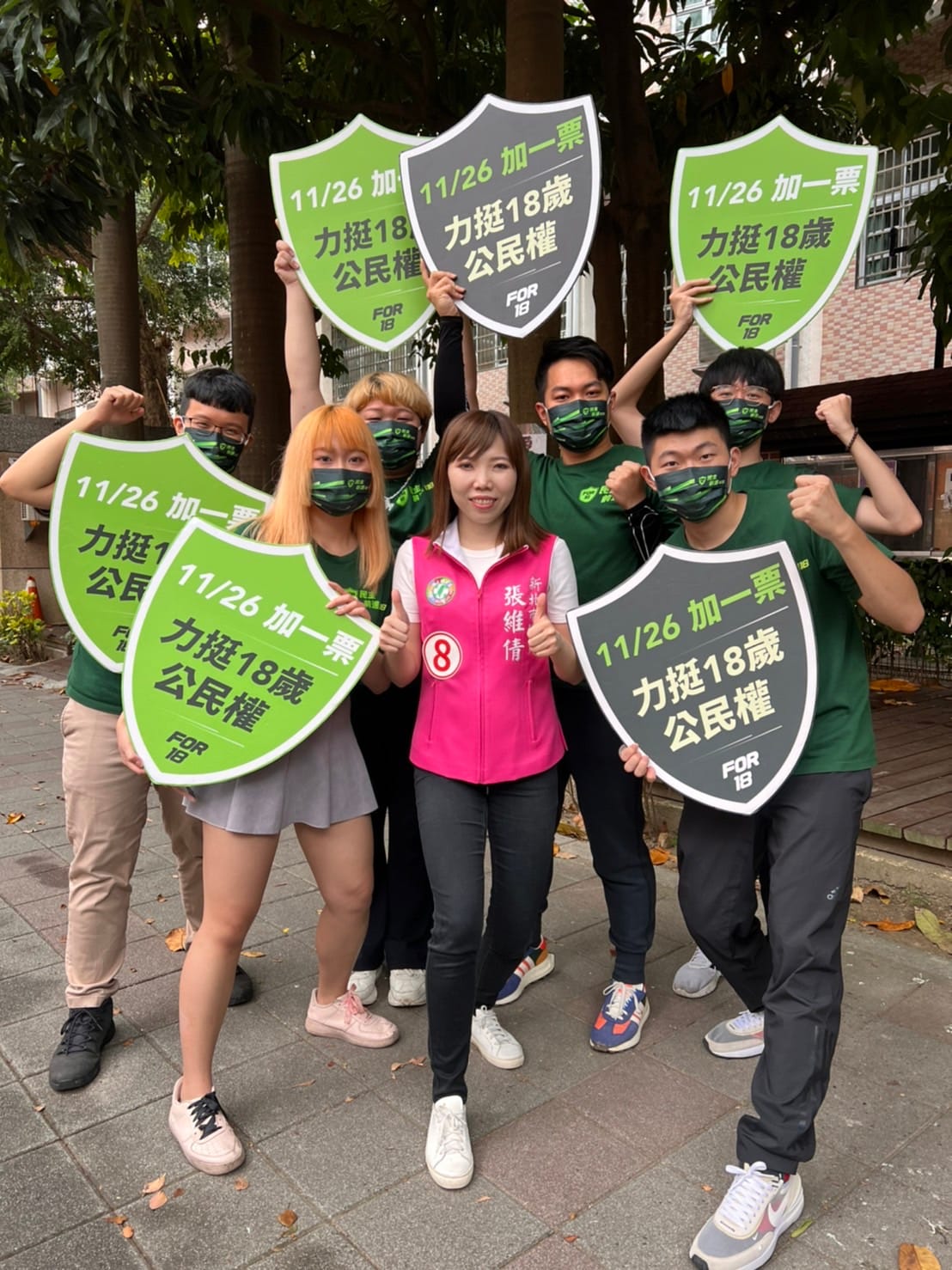 陳柏惟特地來中和站台張維倩，呼籲選民要支持修憲案，也要支持守護台灣的張維倩，讓「民主前進挺18、新北中和挺一、八」。 圖：張維倩辦公室提供