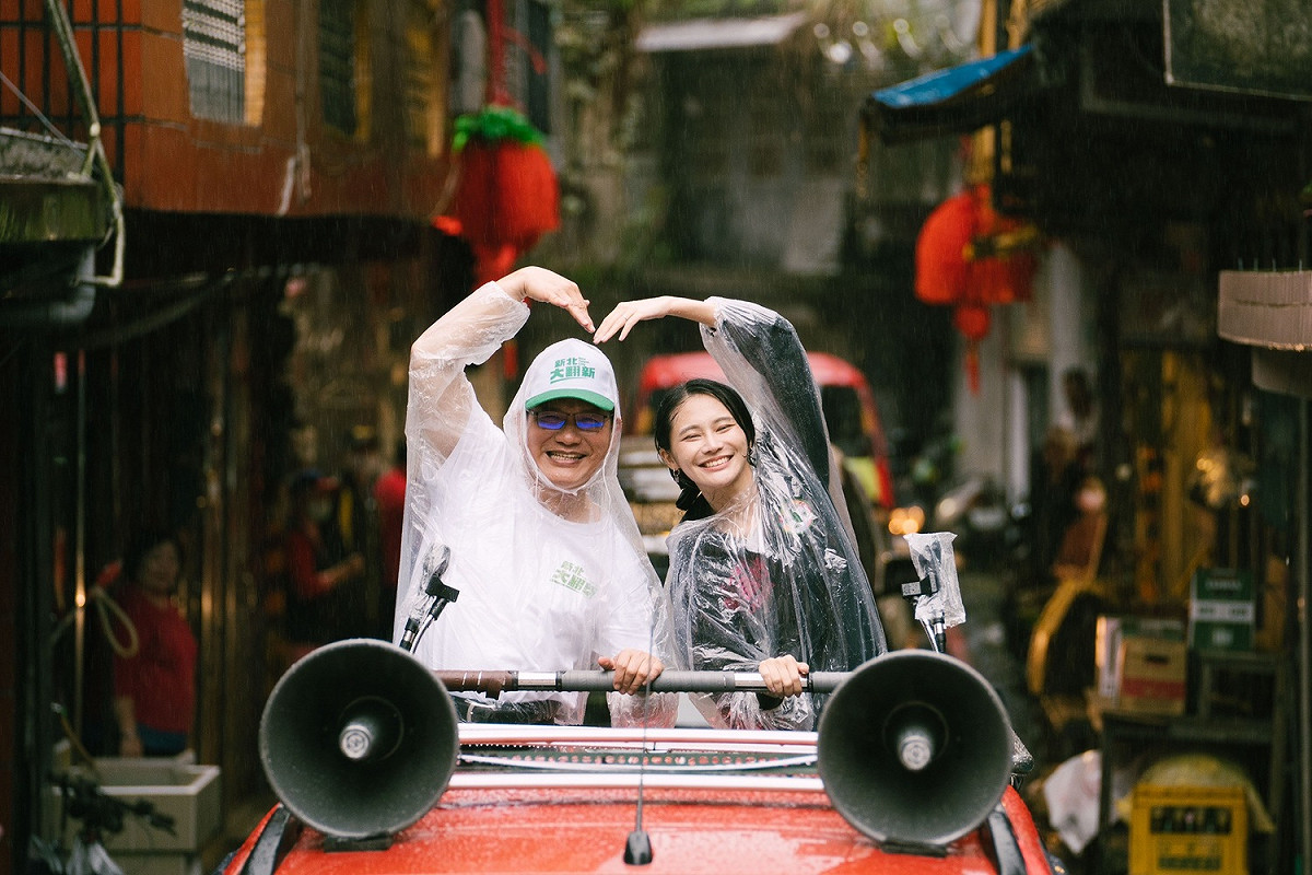 雖然下著大雨，林佳龍也在立法委員賴品妤的陪同下進行車隊掃街，沿途受到民眾的熱烈歡迎。 圖：林競辦提供