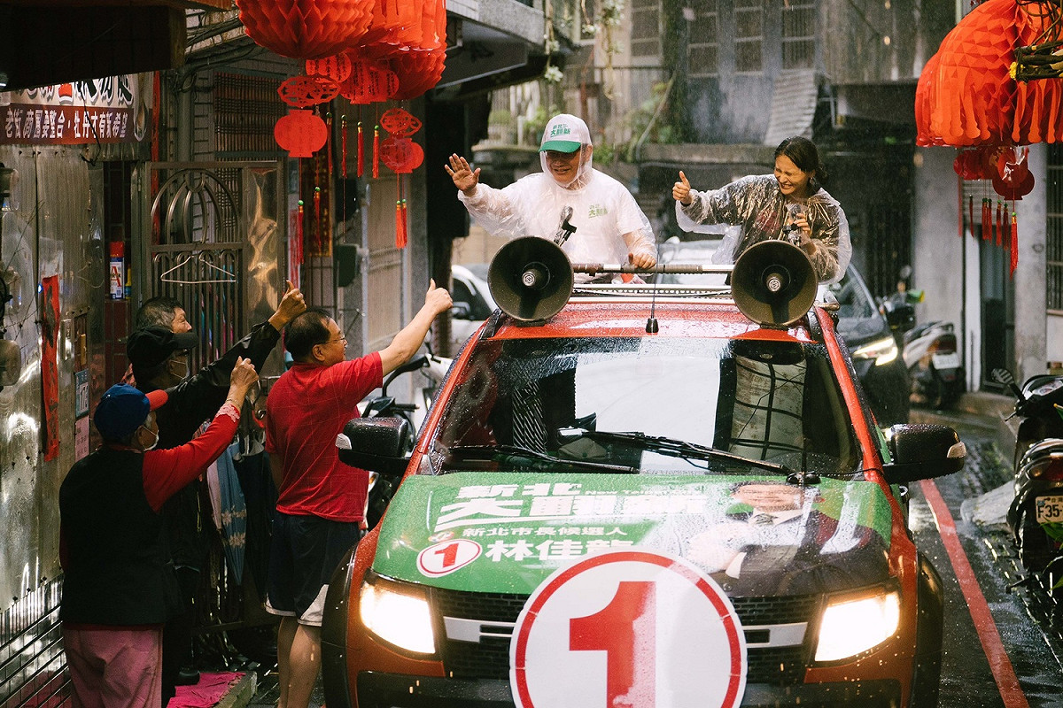 林佳龍看到民眾也特別冒雨站出來揮手感到相當感動。 圖：林競辦提供