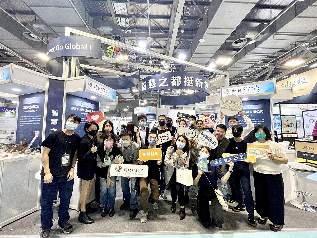 錢念群與新北館12組青創團隊合影。 圖：新北市青年局提供