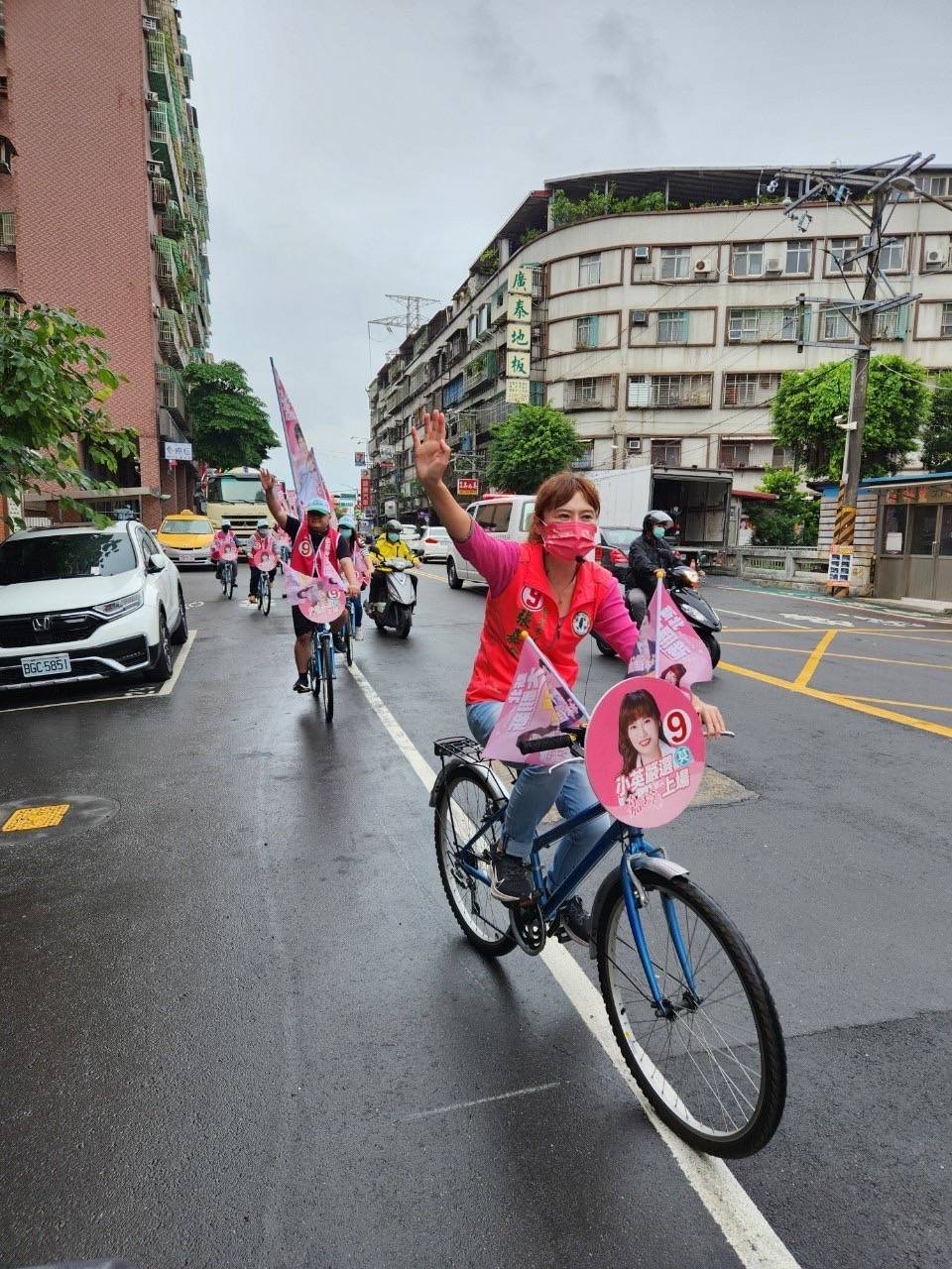 中和街頭出現市議員參選人張嘉玲9部「粉紅超跑車隊」 圖：張嘉玲服務處提供