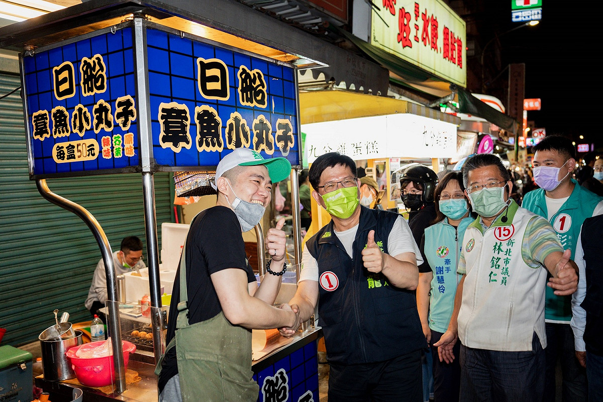 許多攤販熱情地向林佳龍索取合照。 圖：林競辦提供