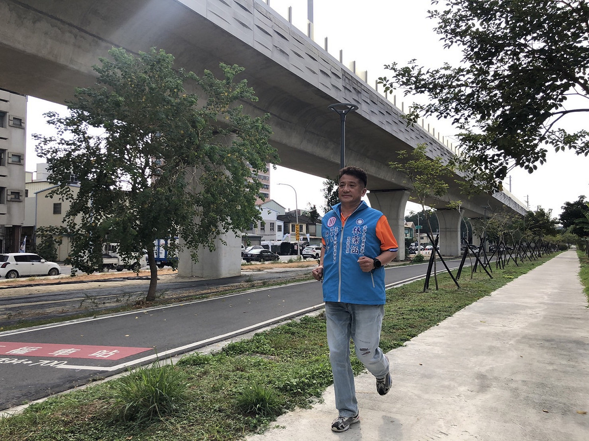 林霈涵競總總幹事林學冠，會勘設置路跑跑道。 林霈涵競選總部/提供