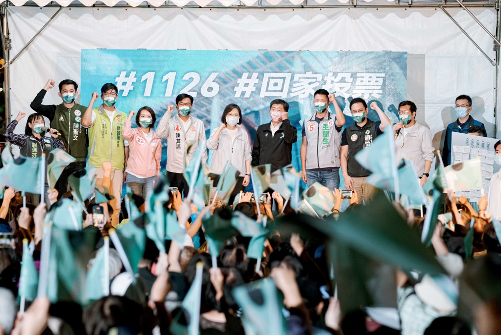陳時中16日晚間到永康公園開講，高雄市長陳其邁、民進黨主席蔡英文等人到場力挺。 圖：陳時中競辦提供