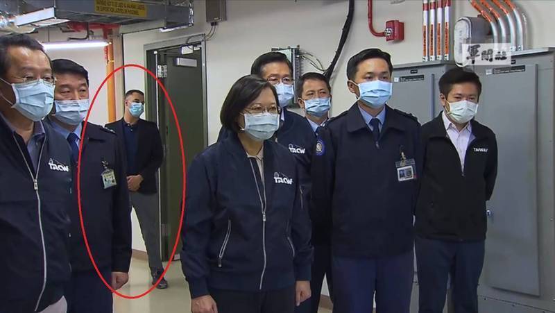 總統蔡英文在 2020 年視察苗栗樂山的長程預警雷達站時，有一名未穿著軍裝的外籍男性出現在蔡英文身後。現已證實為非美軍人士。 圖: 擷取自總統府影片