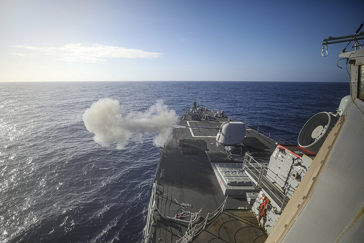 美國海軍「班福特號」導彈驅逐艦（USS Benfold）實彈射擊。 圖：翻攝自美海軍推特