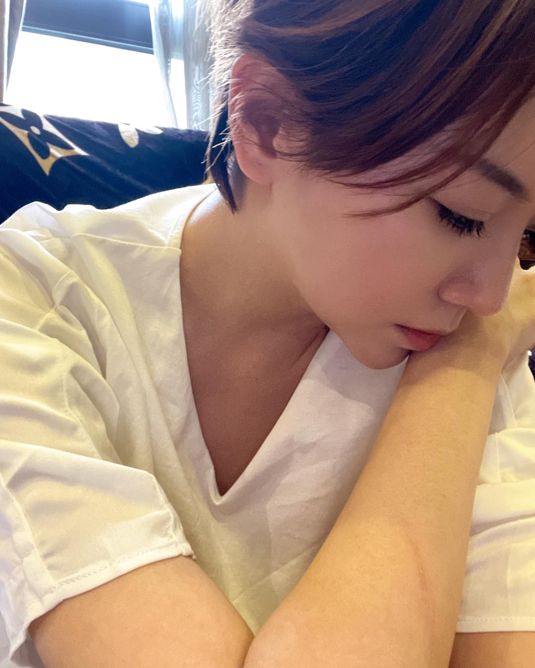 藝人李妍憬、導演圤智雨認愛不滿一個月，如今傳出感情生變。 圖：翻攝自李妍憬FB