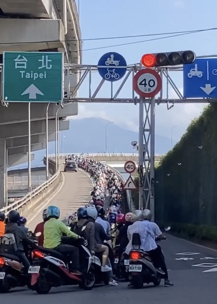 交通部預告修正「違反強制汽車責任保險事件統一裁罰基準表」，未來沒有投保汽車強制責任險，若有交通違規被取締，將一併被開罰。 圖：林岑韋/攝