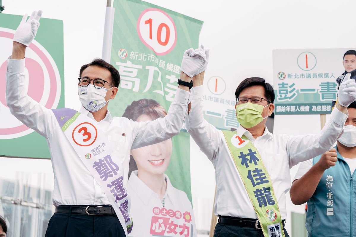 鄭運鵬和林佳龍合體在桃園、新北交界處站路口拜票。 圖：鄭運鵬競辦/提供